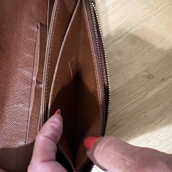 LV Accordion Long Bifold Wallet. - Picture 10 of 14